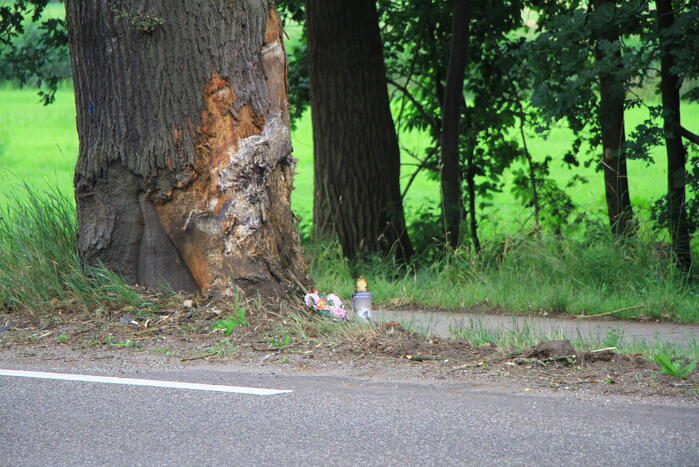 Kaarsje en bloemen neergelegd voor omgekomen automobilist
