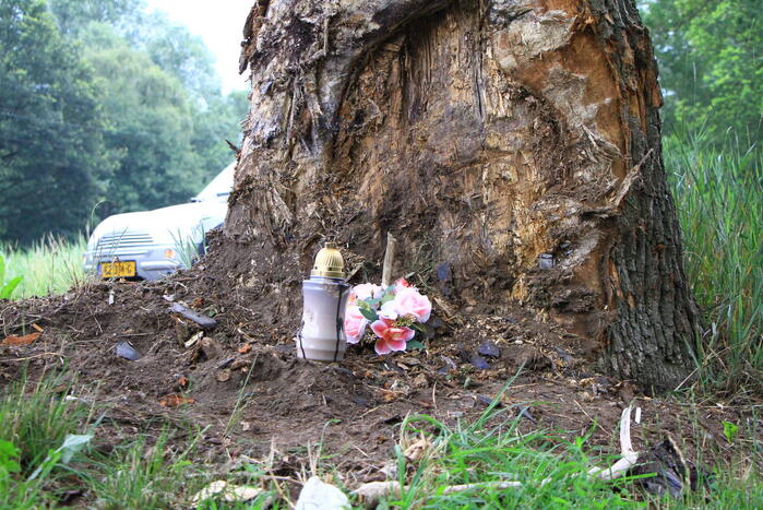 Kaarsje en bloemen neergelegd voor omgekomen automobilist