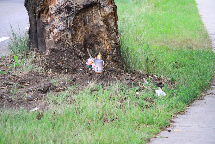 Kaarsje en bloemen neergelegd voor omgekomen automobilist