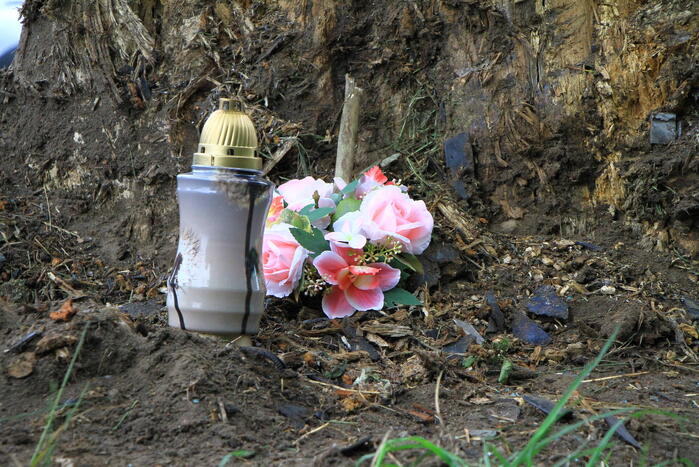 Kaarsje en bloemen neergelegd voor omgekomen automobilist