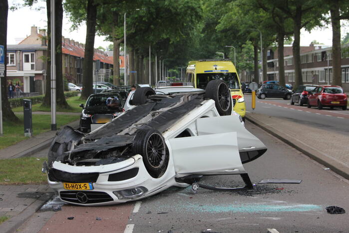 Mercedes slaat over de kop