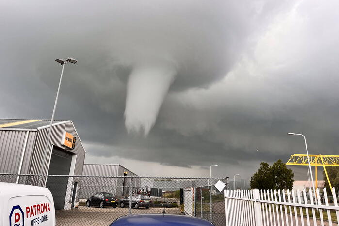 Windhoos richt grote schade aan, een dode