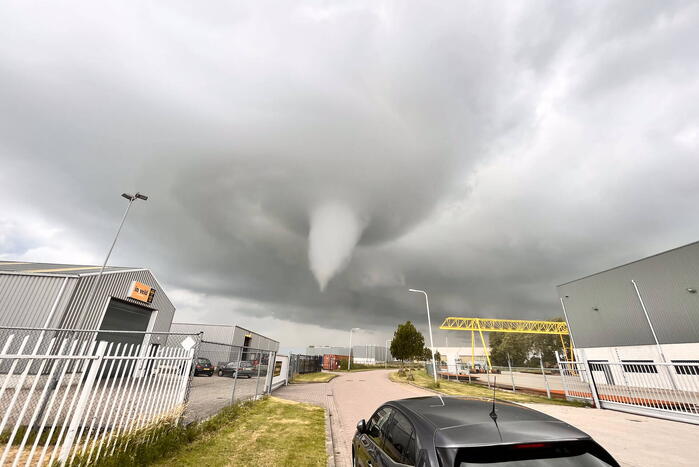 Windhoos richt grote schade aan, een dode