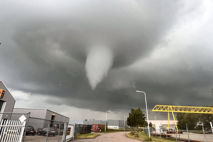 Windhoos richt grote schade aan, een dode