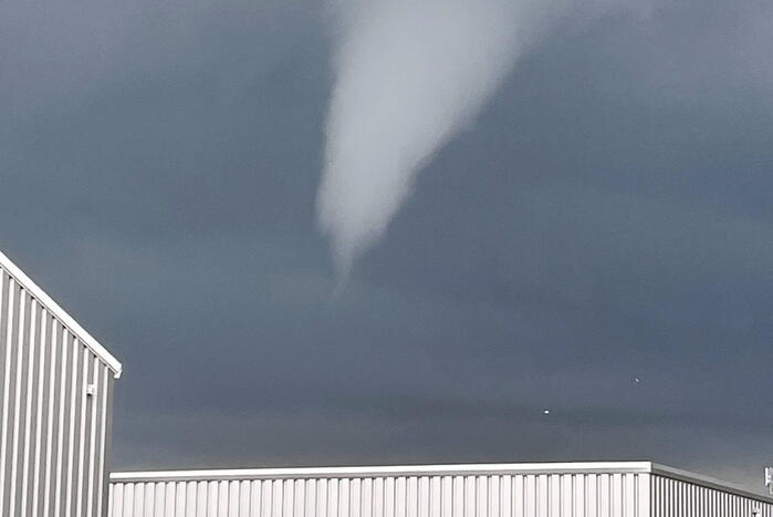 Windhoos richt grote schade aan, een dode