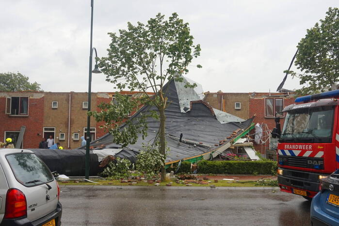 Windhoos richt grote schade aan, een dode