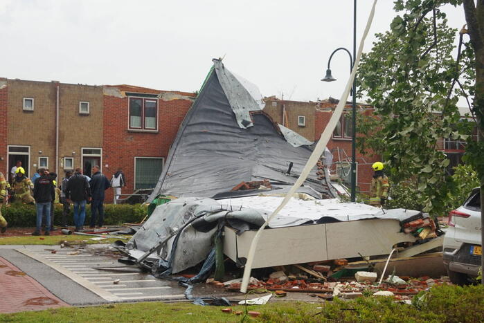 Windhoos richt grote schade aan, een dode