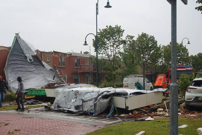 Windhoos richt grote schade aan, een dode