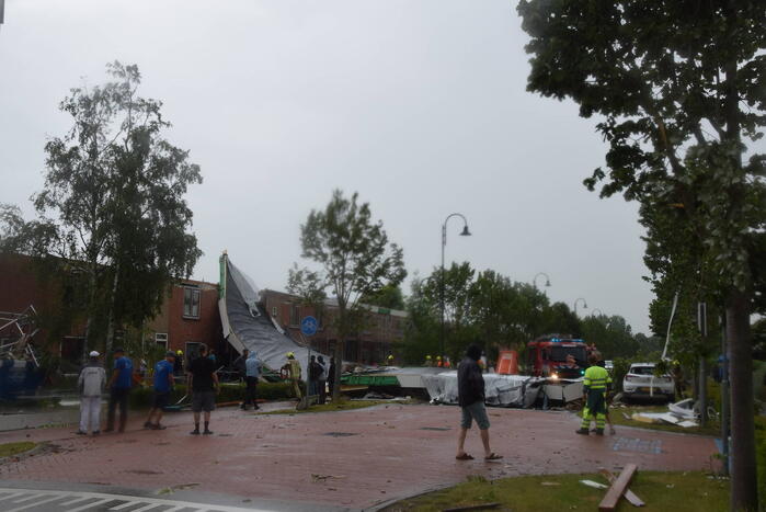 Windhoos richt grote schade aan, een dode