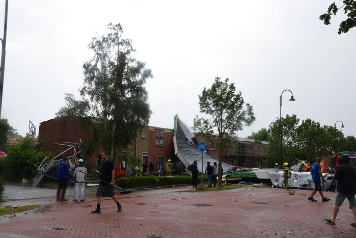 Windhoos richt grote schade aan, een dode