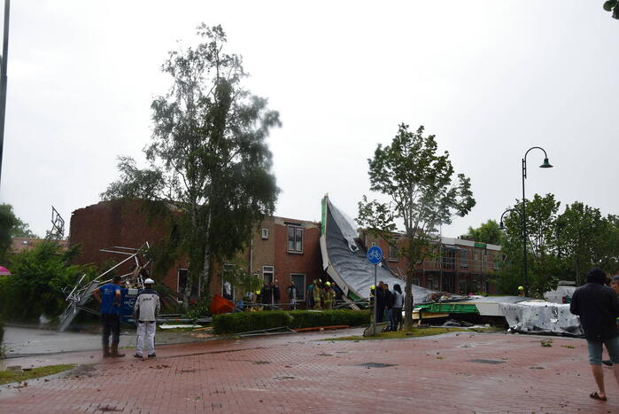 Windhoos richt grote schade aan, een dode