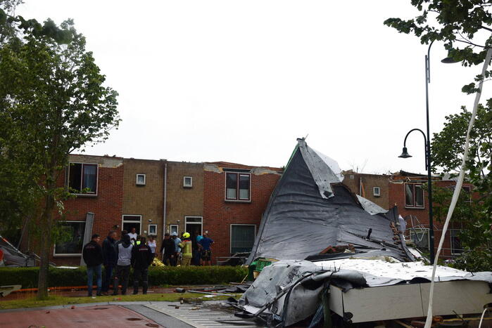 Windhoos richt grote schade aan, een dode