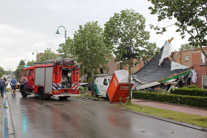 Windhoos richt grote schade aan, een dode