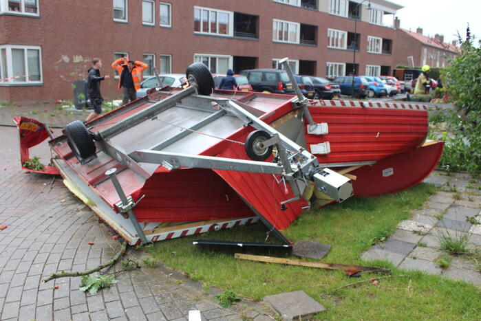 Windhoos richt grote schade aan, een dode