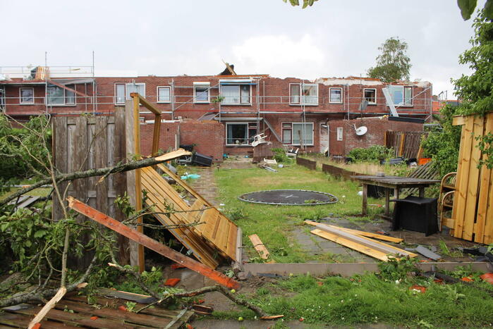 Windhoos richt grote schade aan, een dode