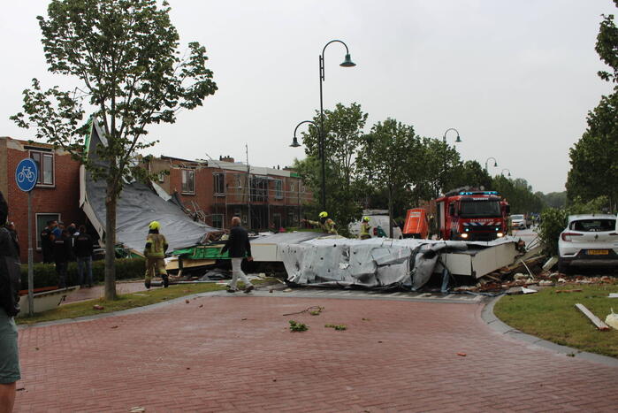 Windhoos richt grote schade aan, een dode