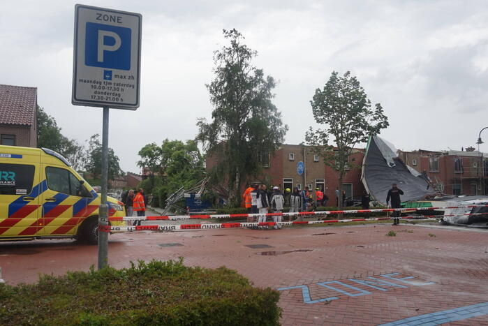 Windhoos richt grote schade aan, een dode