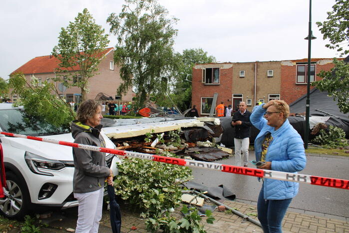 Windhoos richt grote schade aan, een dode