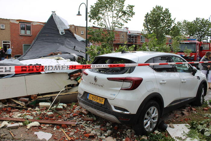 Windhoos richt grote schade aan, een dode