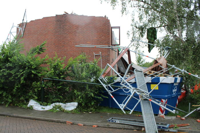 Windhoos richt grote schade aan, een dode