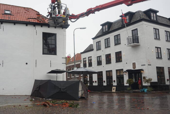 Windhoos richt grote schade aan, een dode