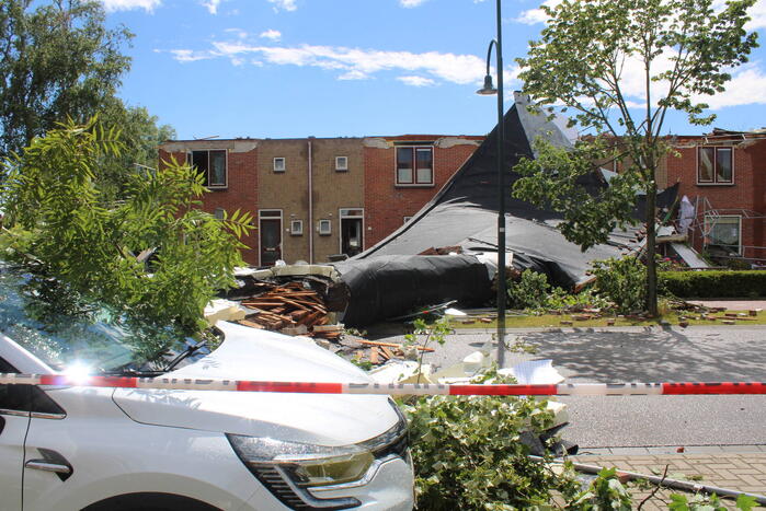 Windhoos richt grote schade aan, een dode