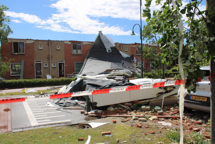 Windhoos richt grote schade aan, een dode
