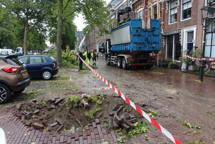 Windhoos richt grote schade aan, een dode