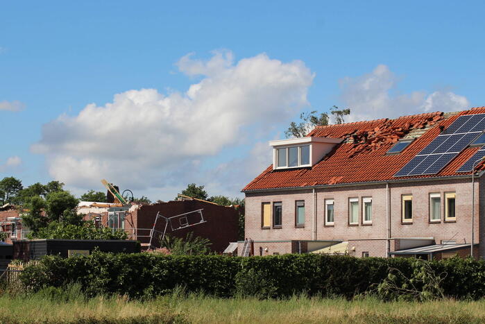 Windhoos richt grote schade aan, een dode