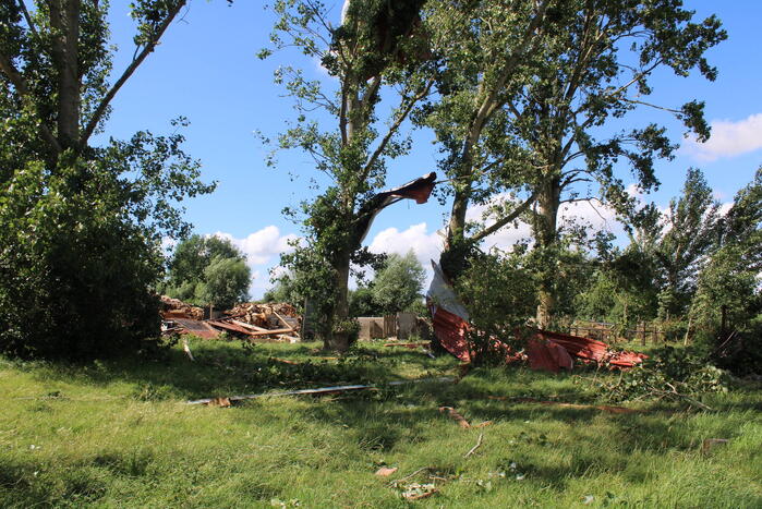 Windhoos richt grote schade aan, een dode