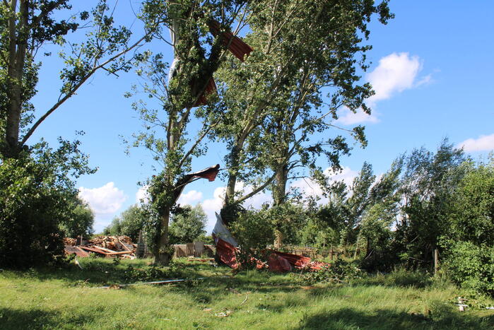 Windhoos richt grote schade aan, een dode