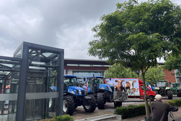 Boze boeren protesteren bij gemeentehuis