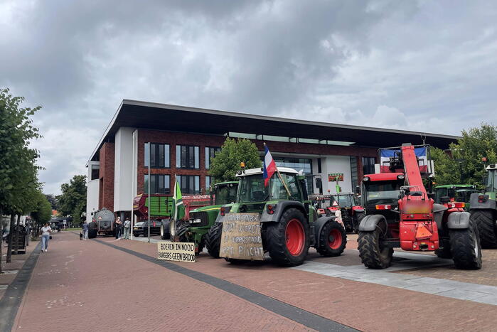 Boze boeren protesteren bij gemeentehuis