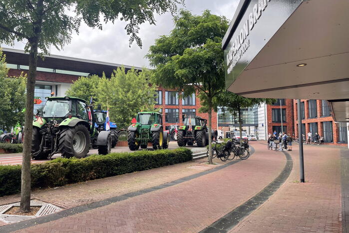 Boze boeren protesteren bij gemeentehuis