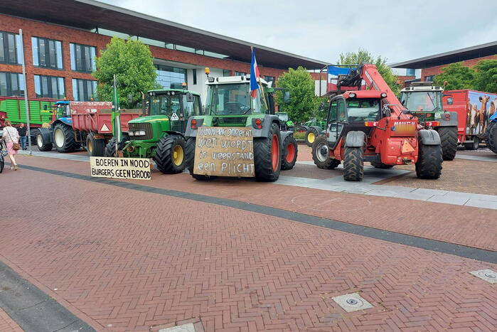Boze boeren protesteren bij gemeentehuis