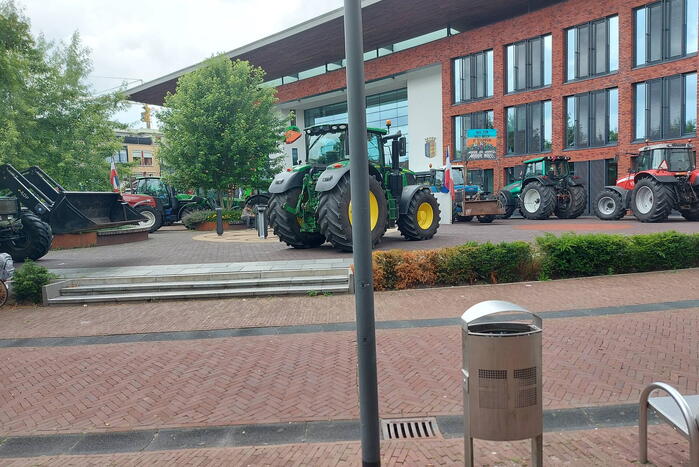 Boze boeren protesteren bij gemeentehuis