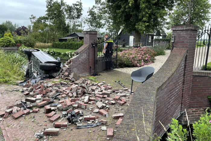 Auto knalt door muur en belandt in het water