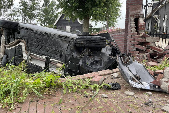 Auto knalt door muur en belandt in het water