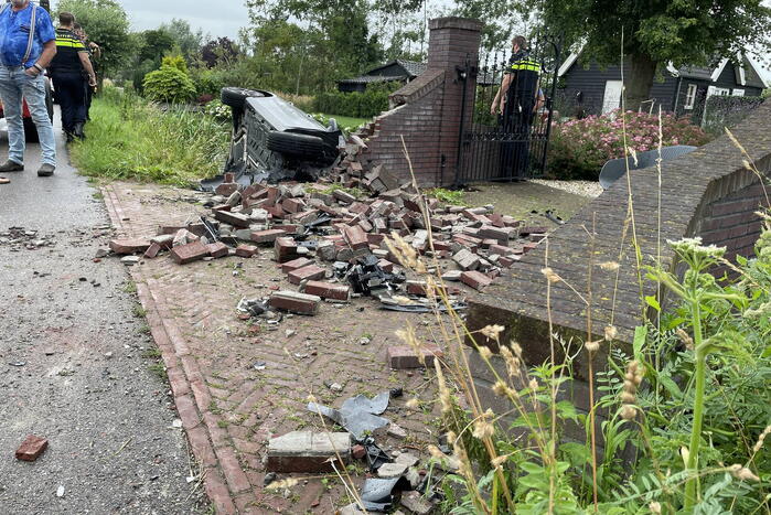 Auto knalt door muur en belandt in het water