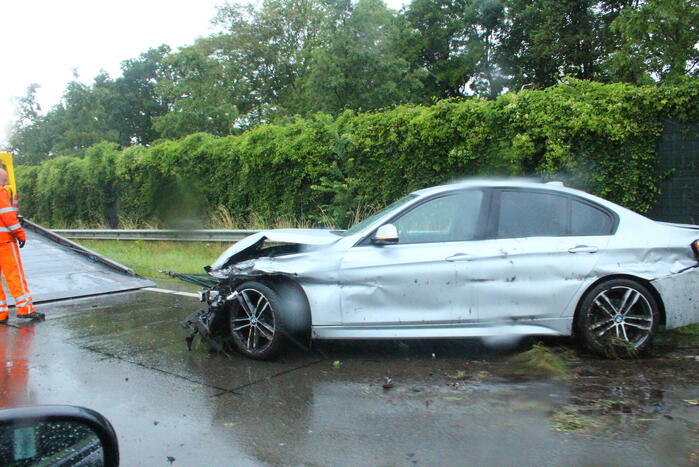 BMW duikt de vangrail en raakte zwaar beschadigd