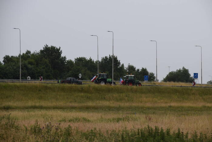 Boeren blokkeren snelweg