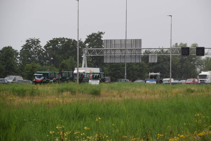 Boeren blokkeren snelweg