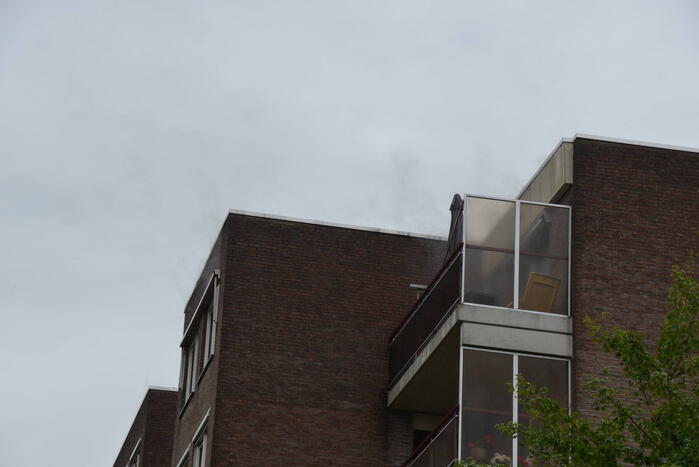Grote brand door mogelijk blikseminslag in flat