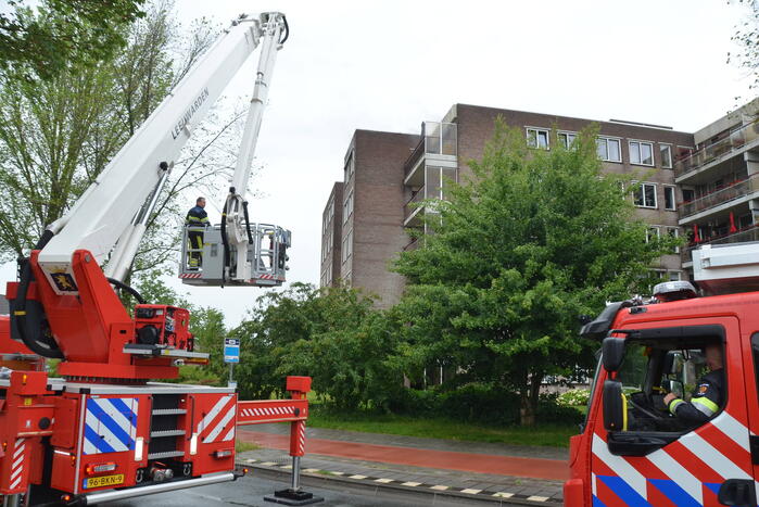 Grote brand door mogelijk blikseminslag in flat