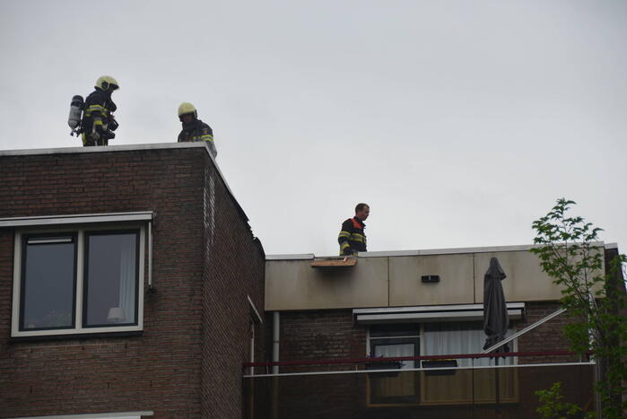 Grote brand door mogelijk blikseminslag in flat