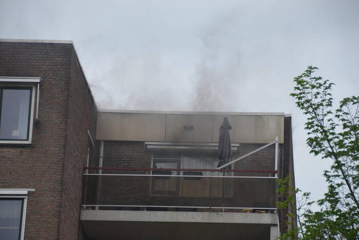 Grote brand door mogelijk blikseminslag in flat