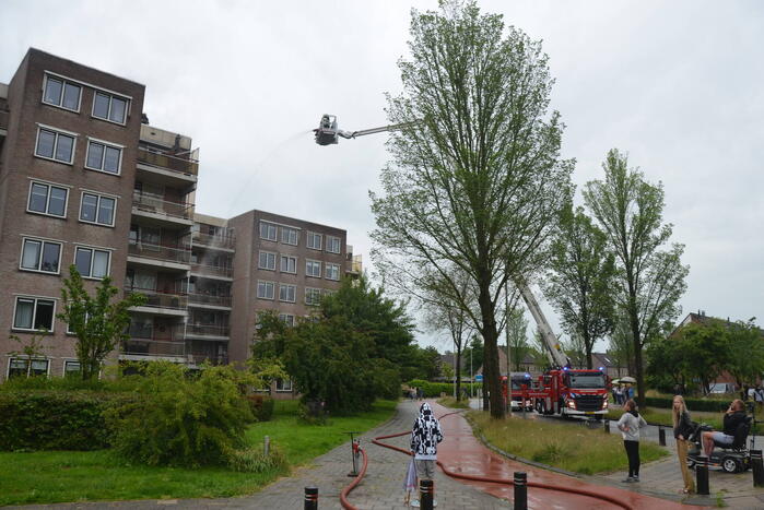 Grote brand door mogelijk blikseminslag in flat