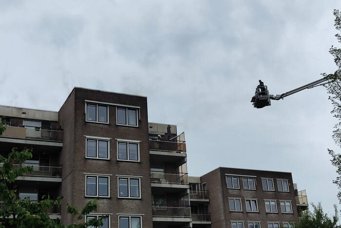 Grote brand door mogelijk blikseminslag in flat