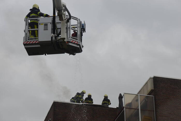 Grote brand door mogelijk blikseminslag in flat