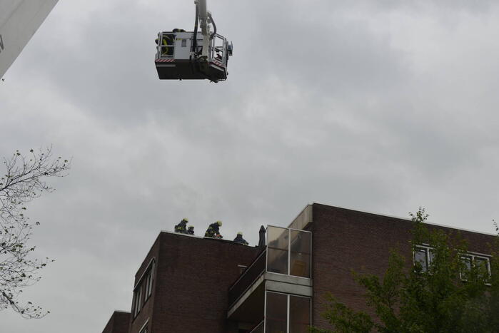 Grote brand door mogelijk blikseminslag in flat